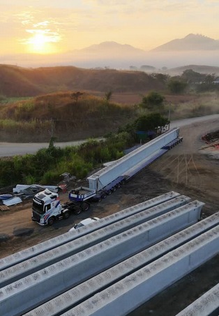 Transporte de vigas para a duplicação da Serra das Araras